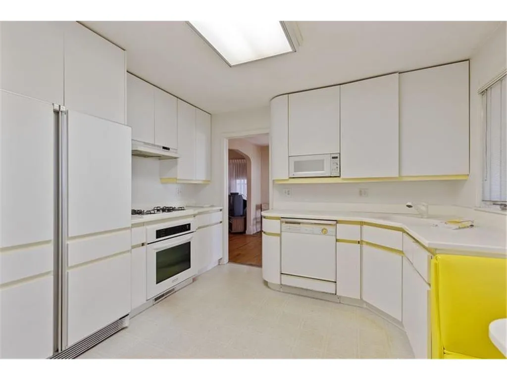 Kitchen, before renovation